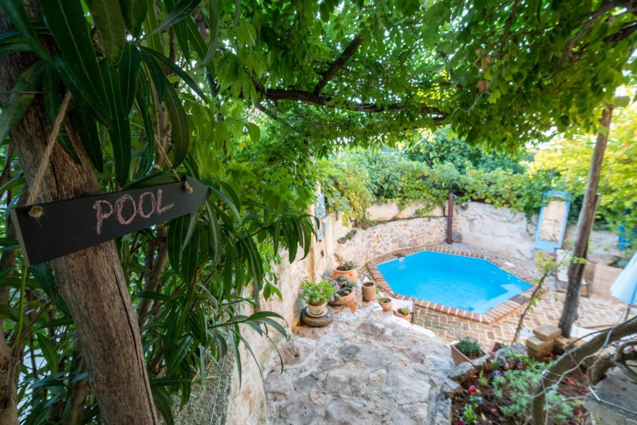 Villa Festina Lente - Cosy & Authentic Villa With Private Heated Pool Dobrinj Exterior photo