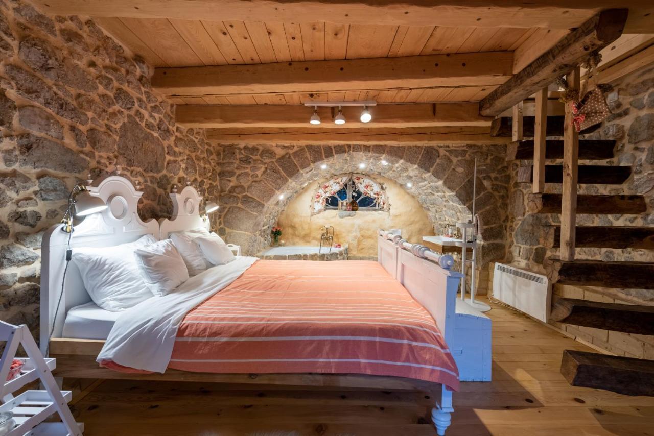 Villa Festina Lente - Cosy & Authentic Villa With Private Heated Pool Dobrinj Exterior photo