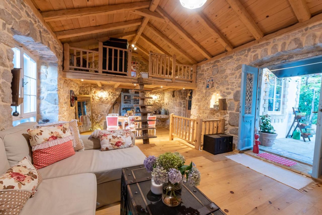 Villa Festina Lente - Cosy & Authentic Villa With Private Heated Pool Dobrinj Exterior photo